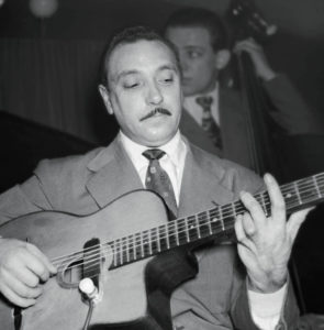 Django mit Selmer Gitarre